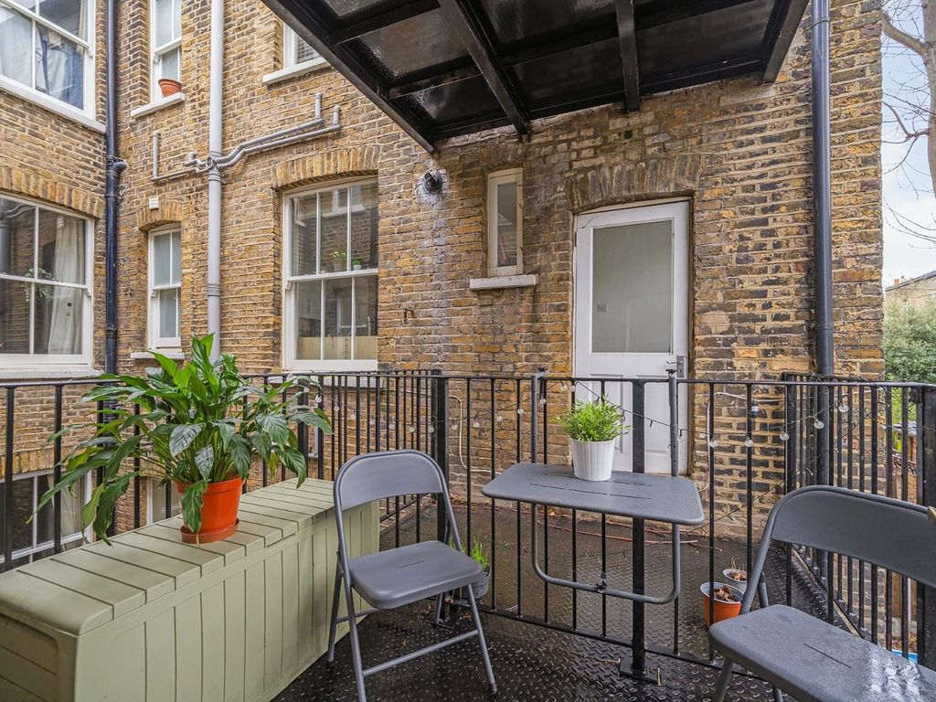 2 bed flat for sale in Edgeley Road, London SW4, £550,000