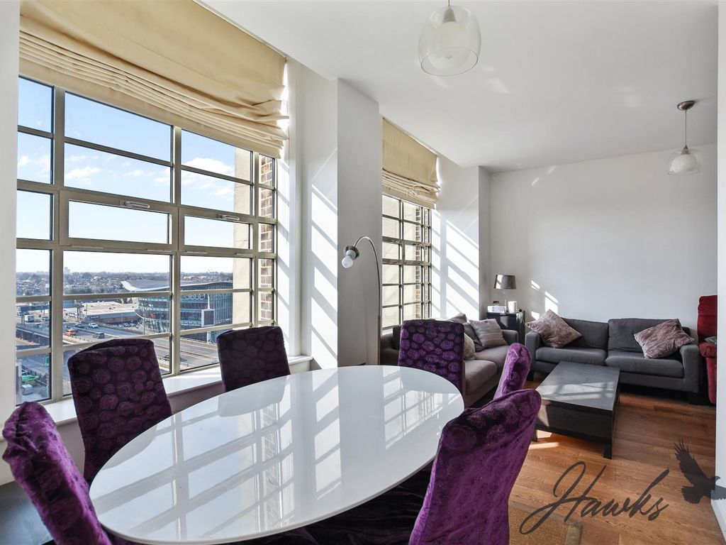 3 bed flat for sale in Great West Road, Brentford TW8, £499,950