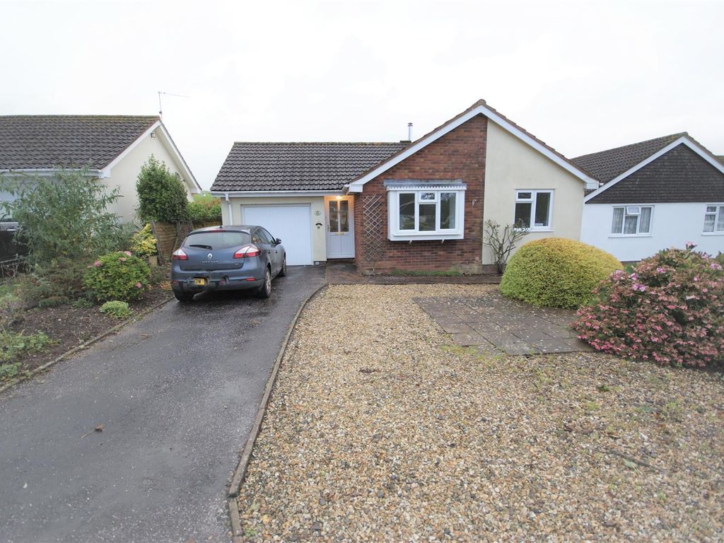 2 bed bungalow to rent in Meadow View, Uffculme, Cullompton EX15, £950 pcm