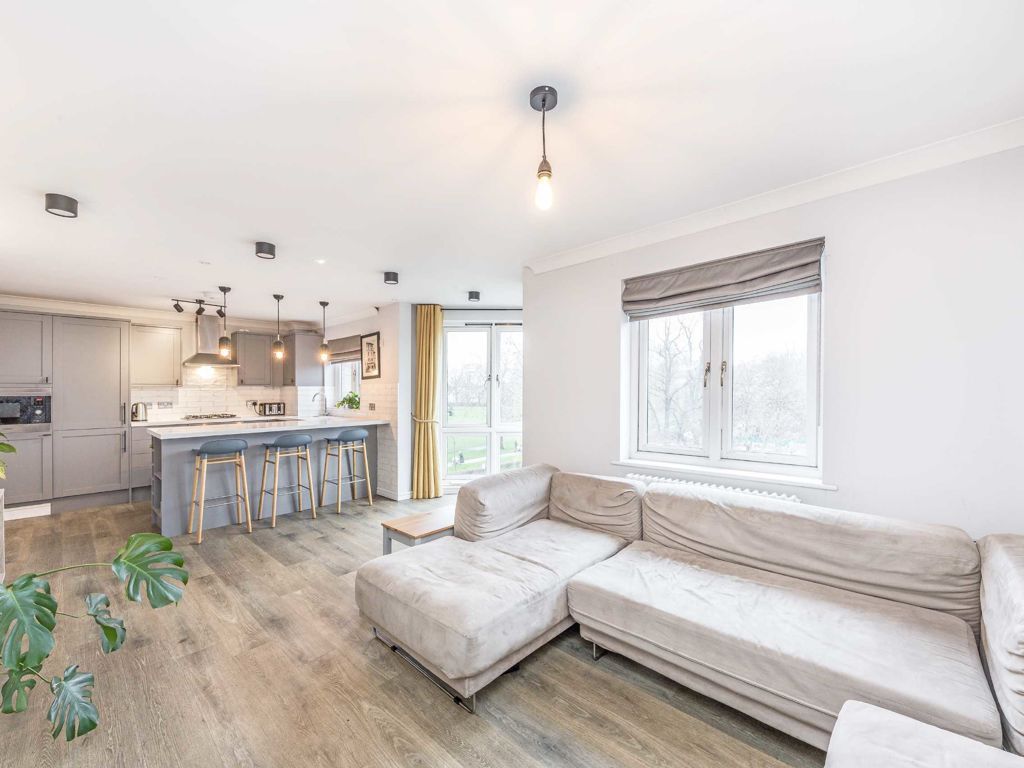 2 bed flat for sale in Midhurst Way, London E5, £525,000