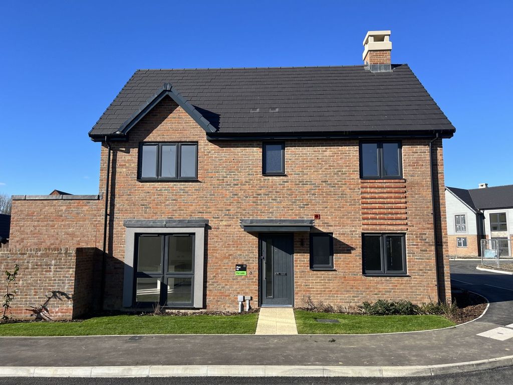 New home, 4 bed detached house for sale in Tawny Owl Way, Hambrook PO18, £570,000