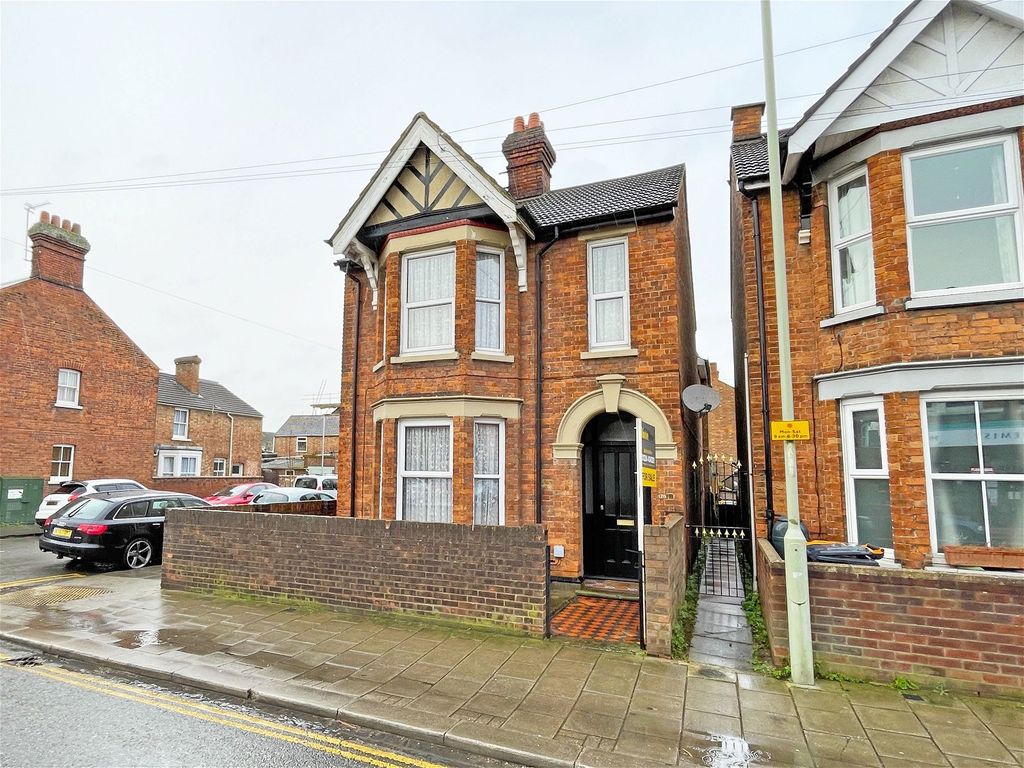 4 bed detached house for sale in Castle Road, Bedford, Bedfordshire MK40, £525,000