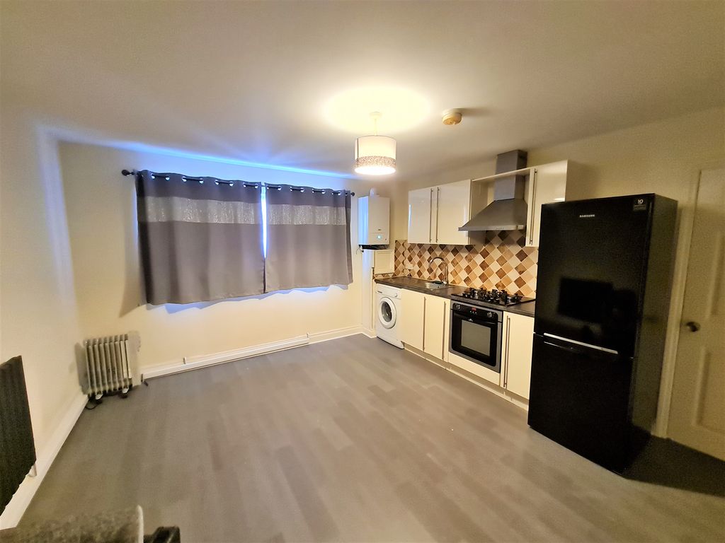 1 bed flat to rent in The Drive, Romford RM5, £1,250 pcm