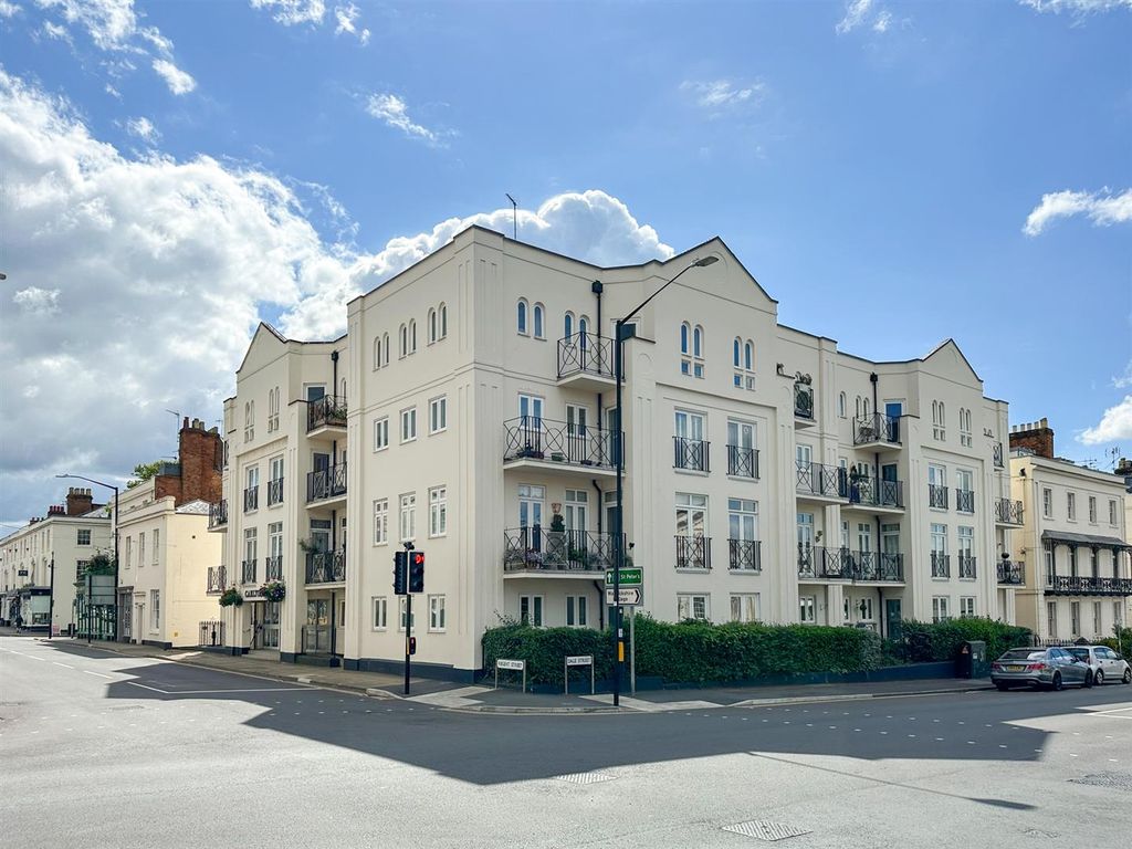 2 bed flat for sale in Regent Street, Leamington Spa CV32, £175,000