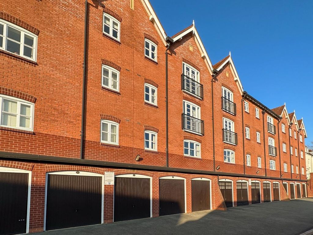 2 bed flat for sale in Martinique Square, Bowling Green Street, Warwick CV34, £200,000