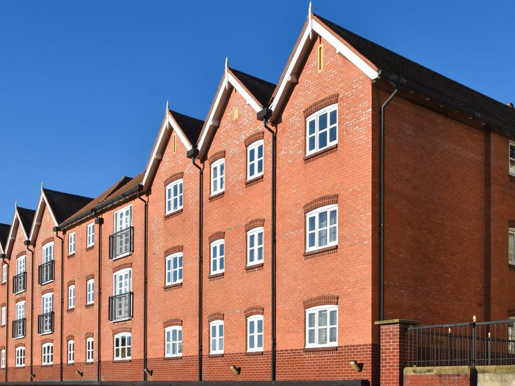 2 bed flat for sale in Martinique Square, Bowling Green Street, Warwick CV34, £200,000
