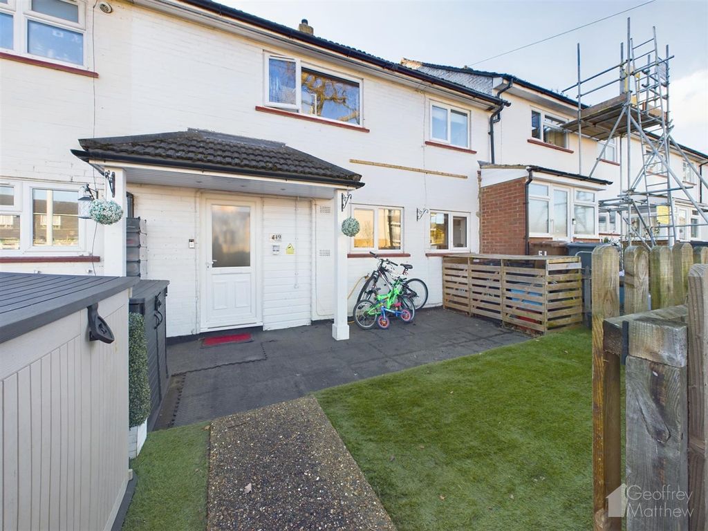 3 bed property for sale in Chells Way, Stevenage SG2, £330,000