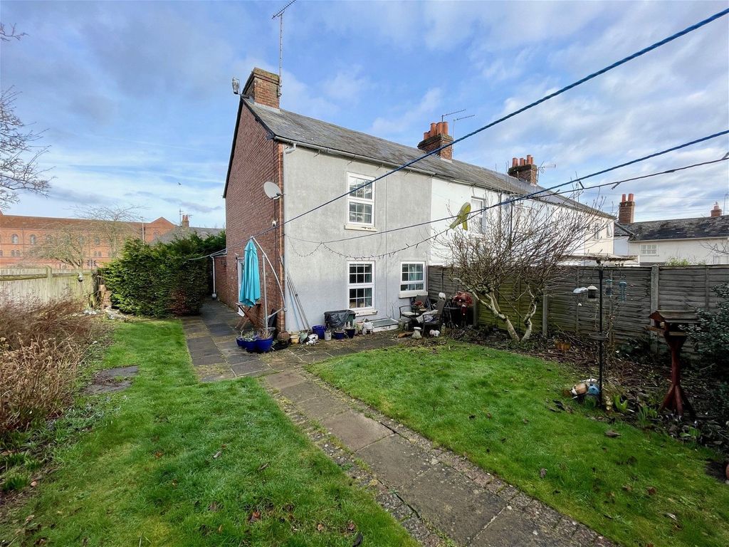 2 bed end terrace house for sale in Prospect Place, Newbury RG14, £245,000