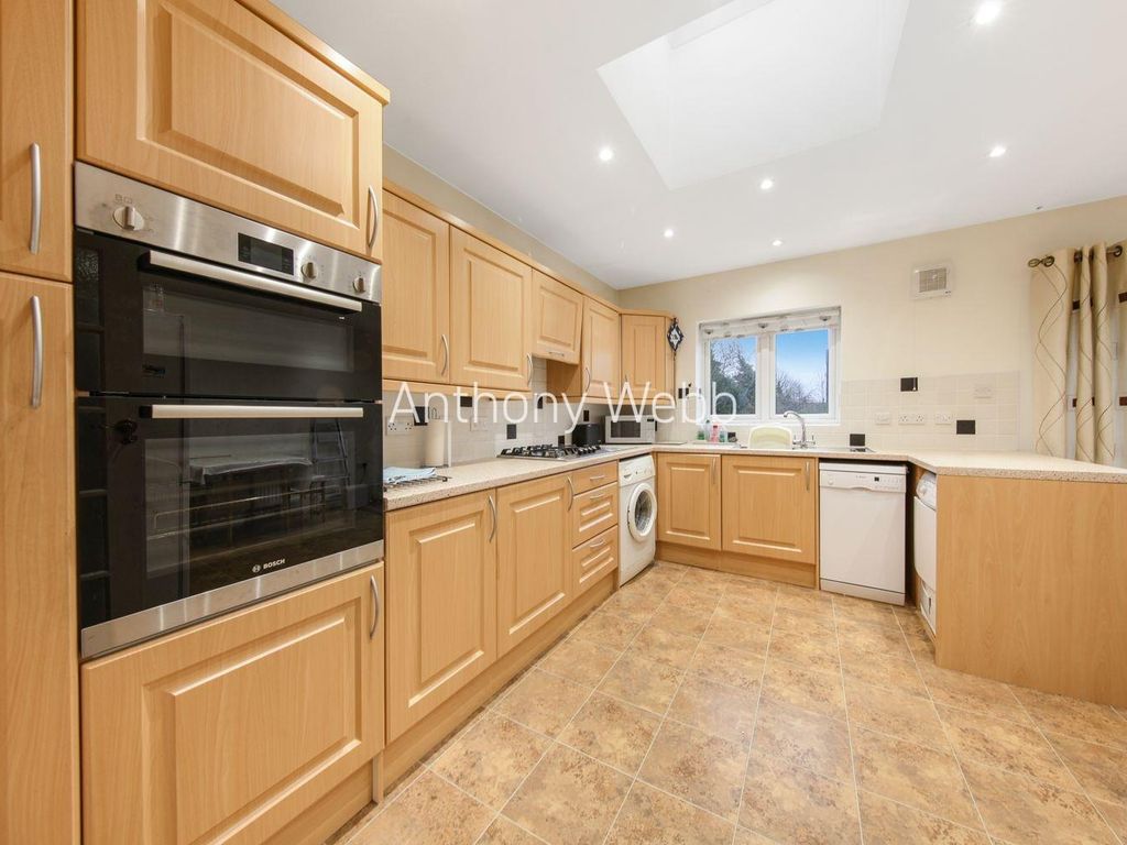 3 bed property for sale in Caversham Avenue, London N13, £799,950