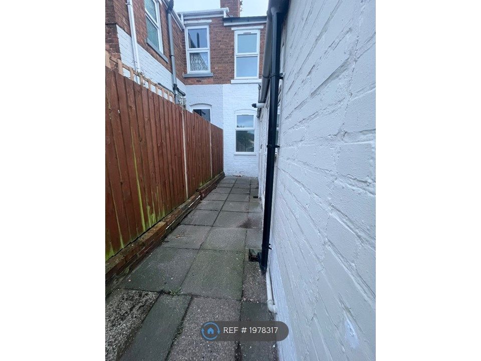 2 bed terraced house to rent in Weston Road, Birmingham B67, £1,200 pcm