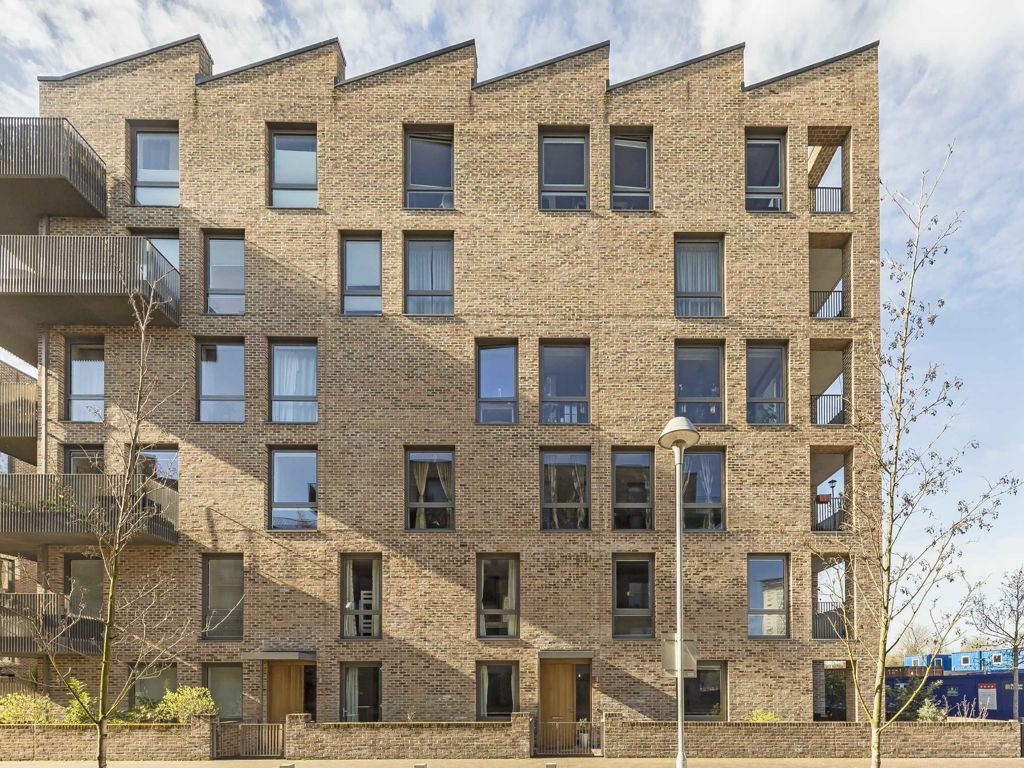 1 bed flat for sale in Durham Wharf Drive, Brentford TW8, £420,000