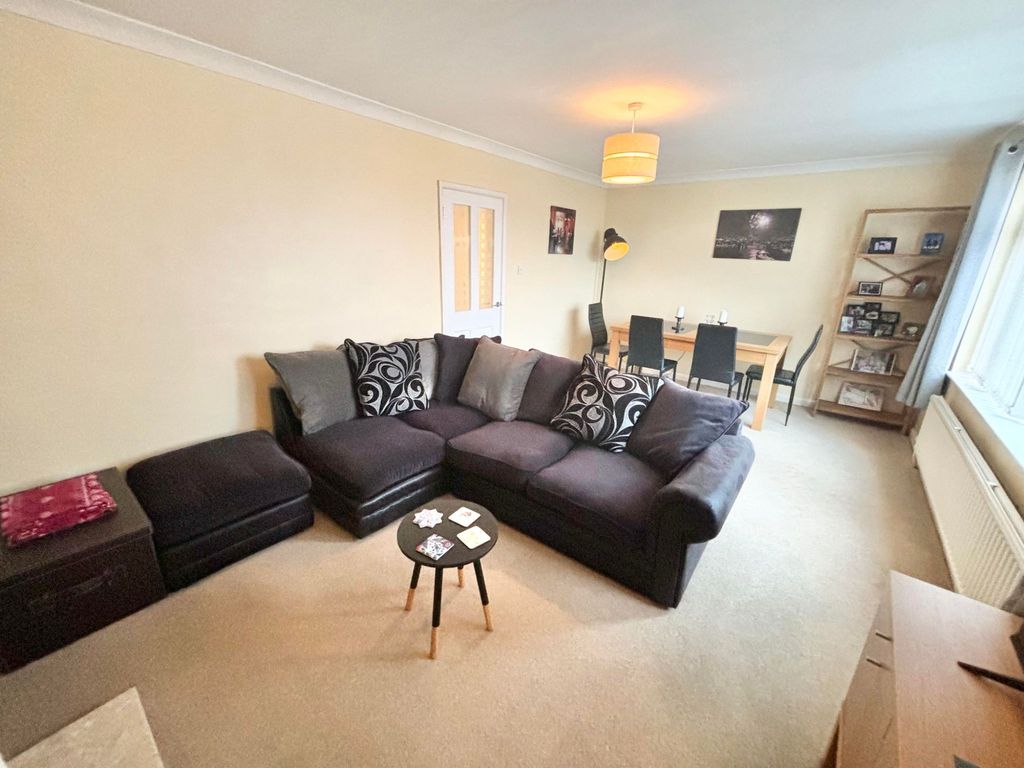 2 bed flat for sale in Bispham Road, Bispham FY2, £105,000