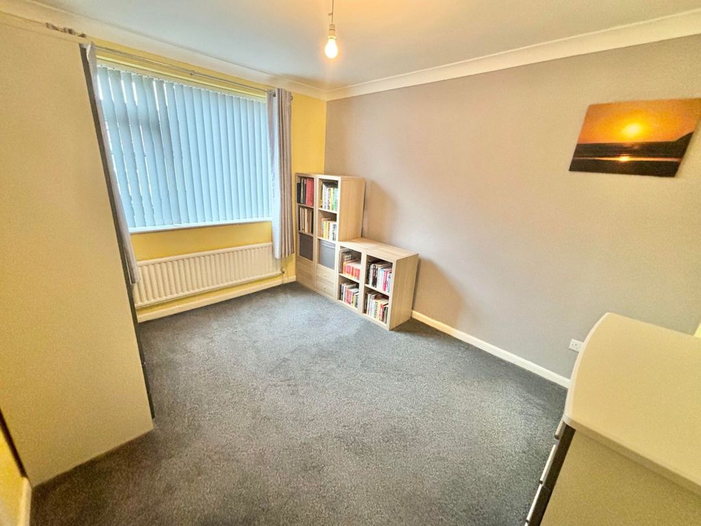 2 bed flat for sale in Bispham Road, Bispham FY2, £105,000