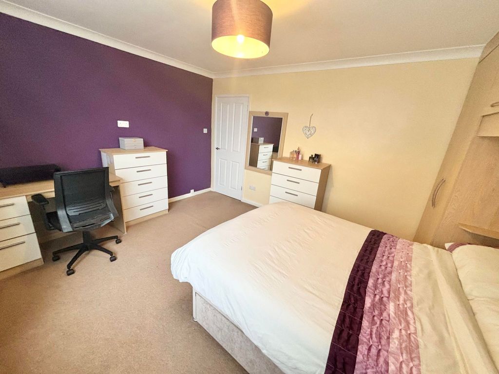 2 bed flat for sale in Bispham Road, Bispham FY2, £105,000