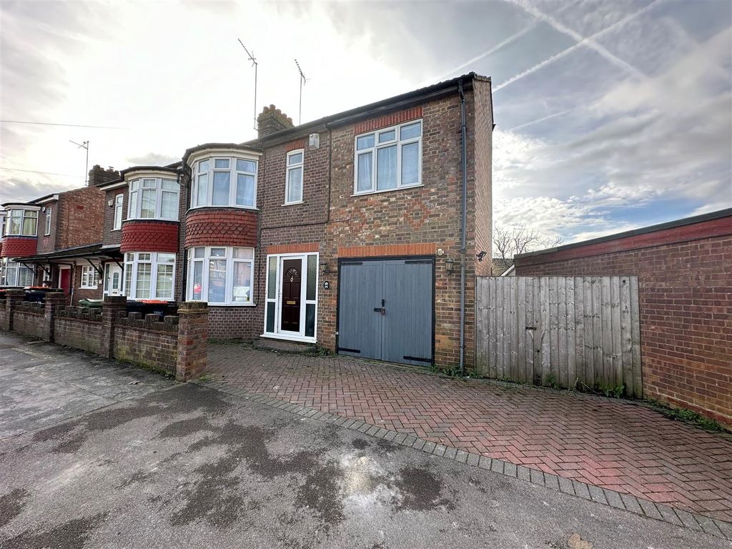4 bed end terrace house to rent in Park Road, Dunstable LU5, £1,750 pcm