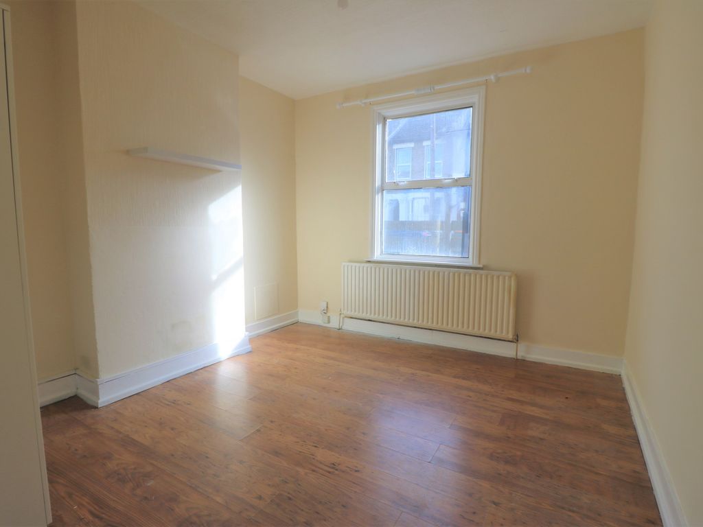 2 bed flat to rent in Trevelyan Road, London E15, £1,595 pcm