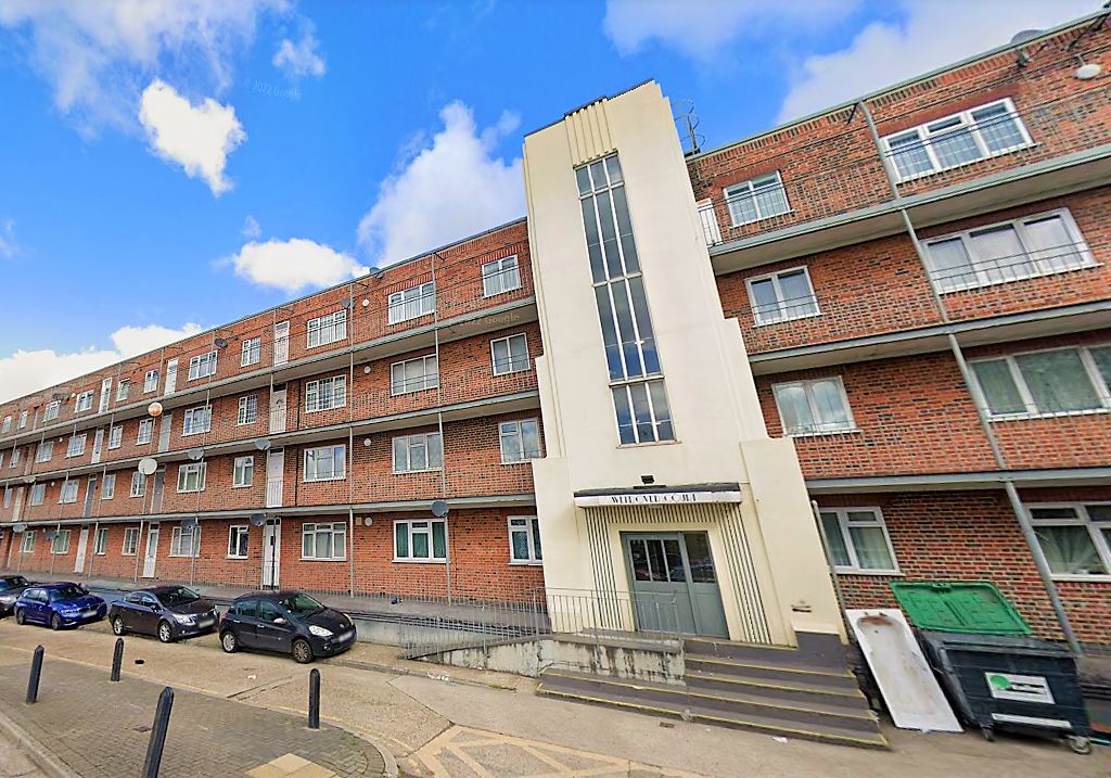 2 bed flat to rent in Western Avenue, London W3, £1,950 pcm