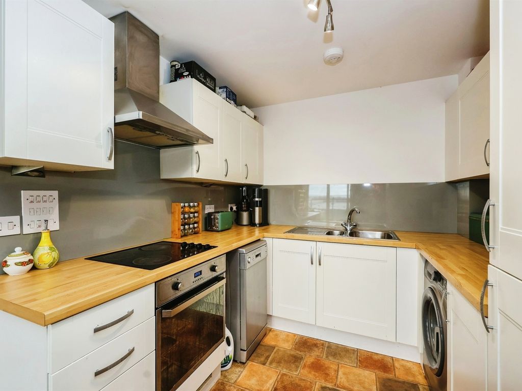 1 bed flat for sale in Fratton Way, Southsea PO4, £140,000