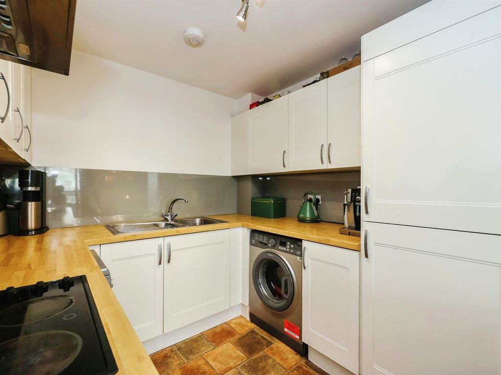 1 bed flat for sale in Fratton Way, Southsea PO4, £140,000