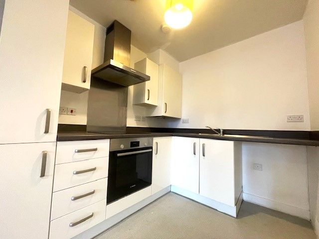 2 bed flat to rent in Harper Lane, Halstead CO9, £1,000 pcm