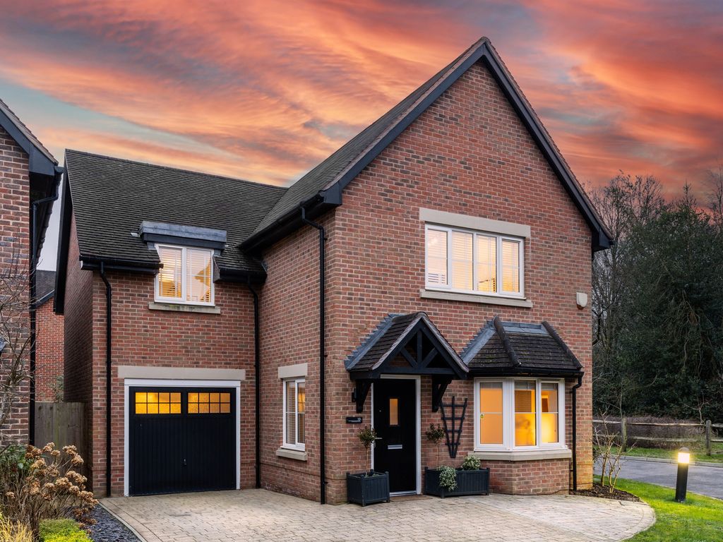 3 bed detached house for sale in Wychwood Place, Crawley Down, Crawley RH10, £600,000