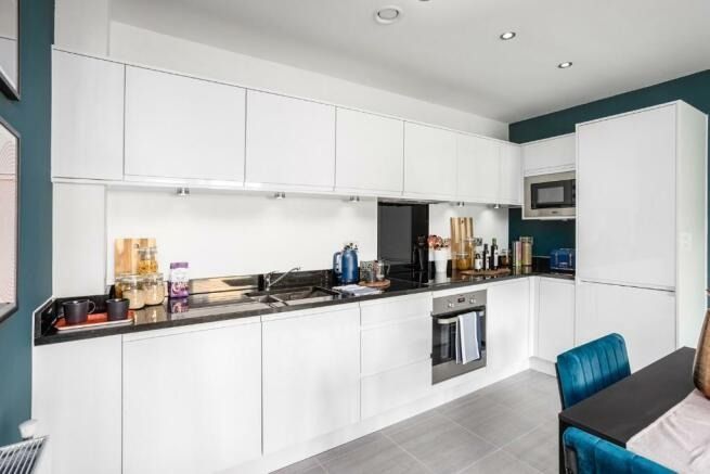 2 bed flat for sale in Charlotte Court, Barnet EN4, £735,000