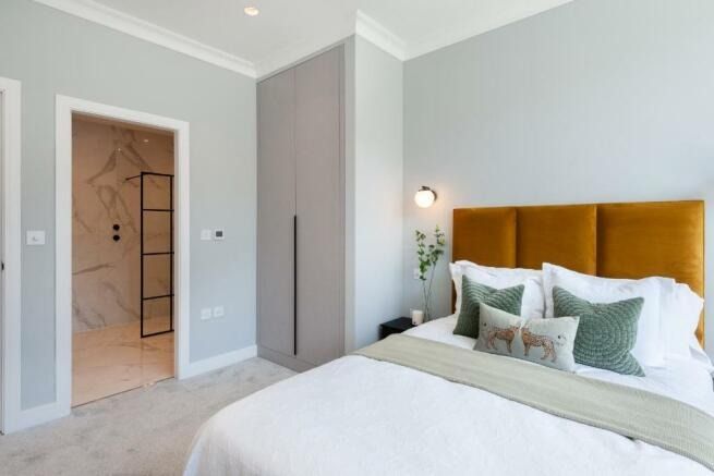 2 bed flat for sale in Charlotte Court, Barnet EN4, £735,000