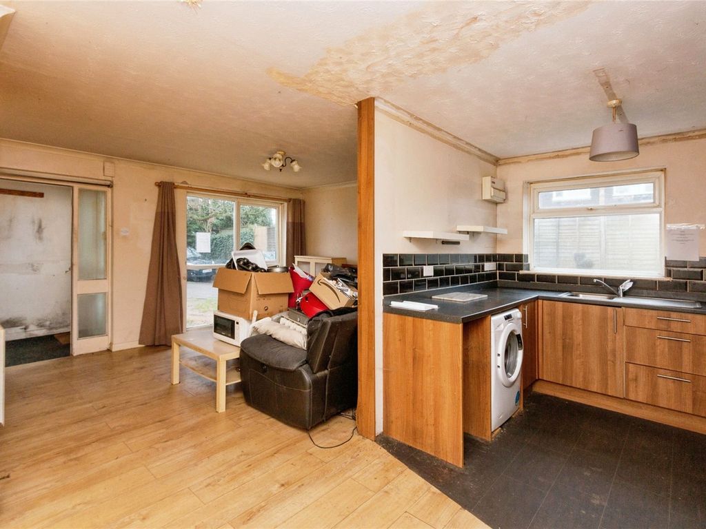 2 bed flat for sale in Beaulieu Gardens, Blackwater, Camberley GU17, £150,000