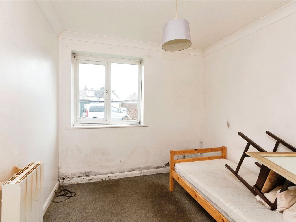 2 bed flat for sale in Beaulieu Gardens, Blackwater, Camberley GU17, £150,000