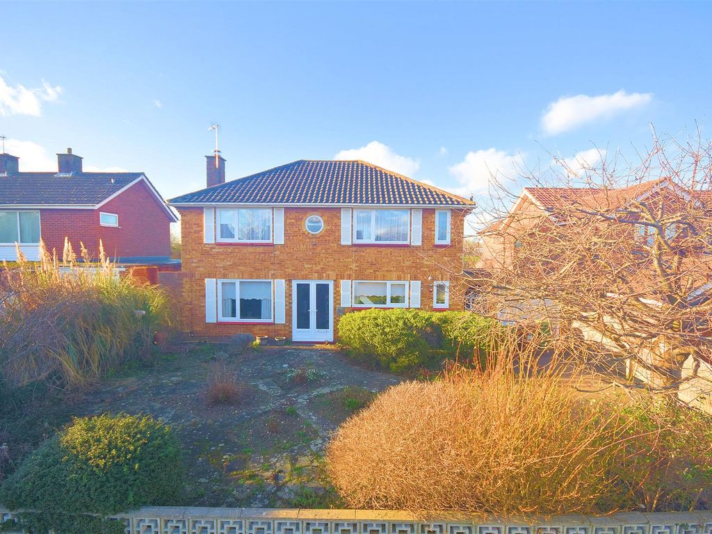 3 bed detached house for sale in Northumberland Avenue, Aylesbury HP21, £675,000