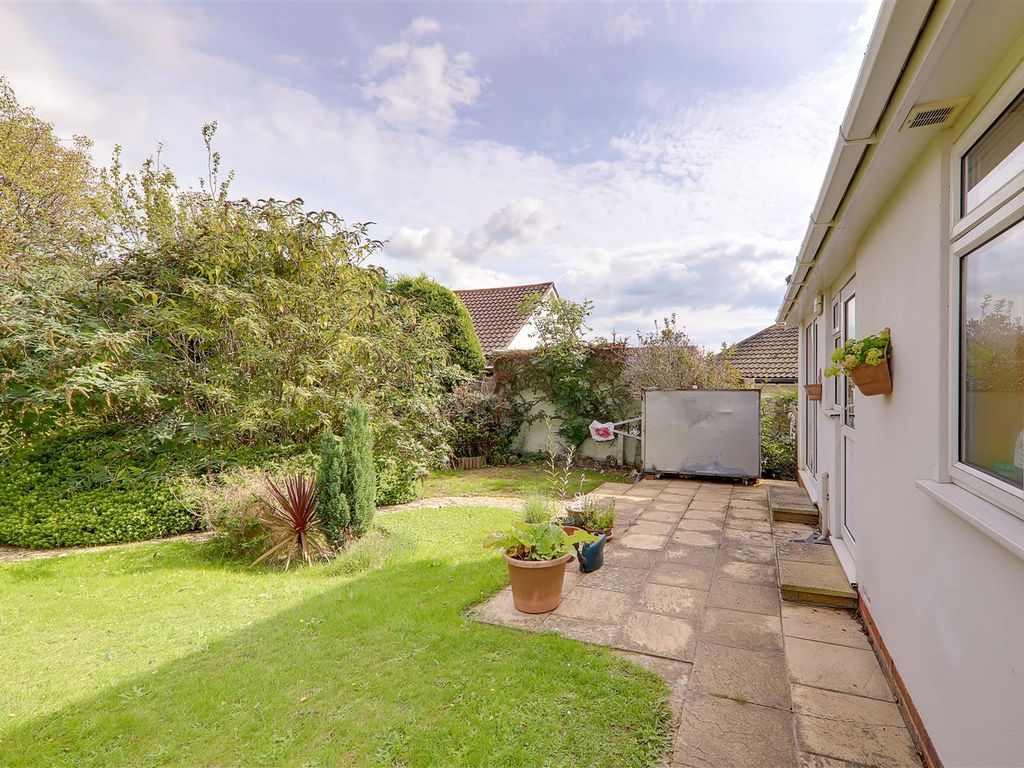 3 bed chalet for sale in Hayling Rise, Worthing BN13, £575,000