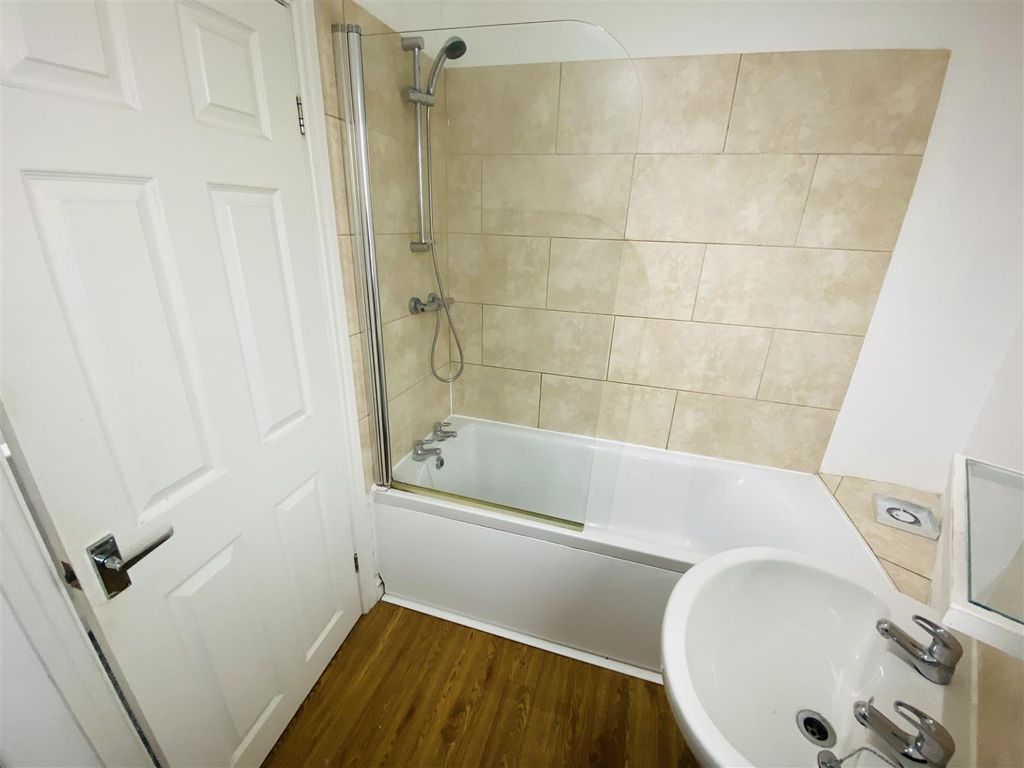 2 bed end terrace house to rent in Idle Road, Five Lane Ends, Bradford BD2, £725 pcm