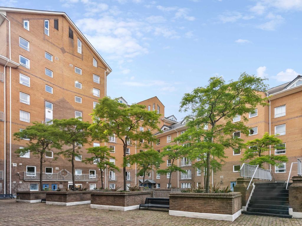 2 bed flat for sale in Homer Drive, London E14, £630,000