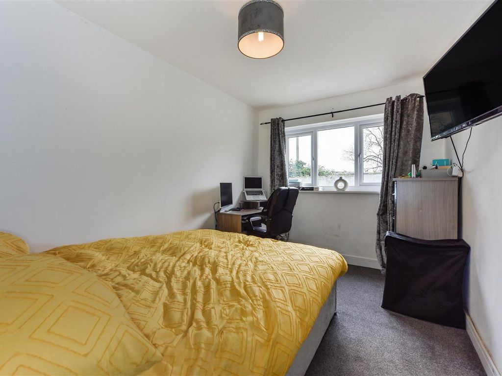 2 bed flat for sale in New Road, Portsmouth PO2, £160,000