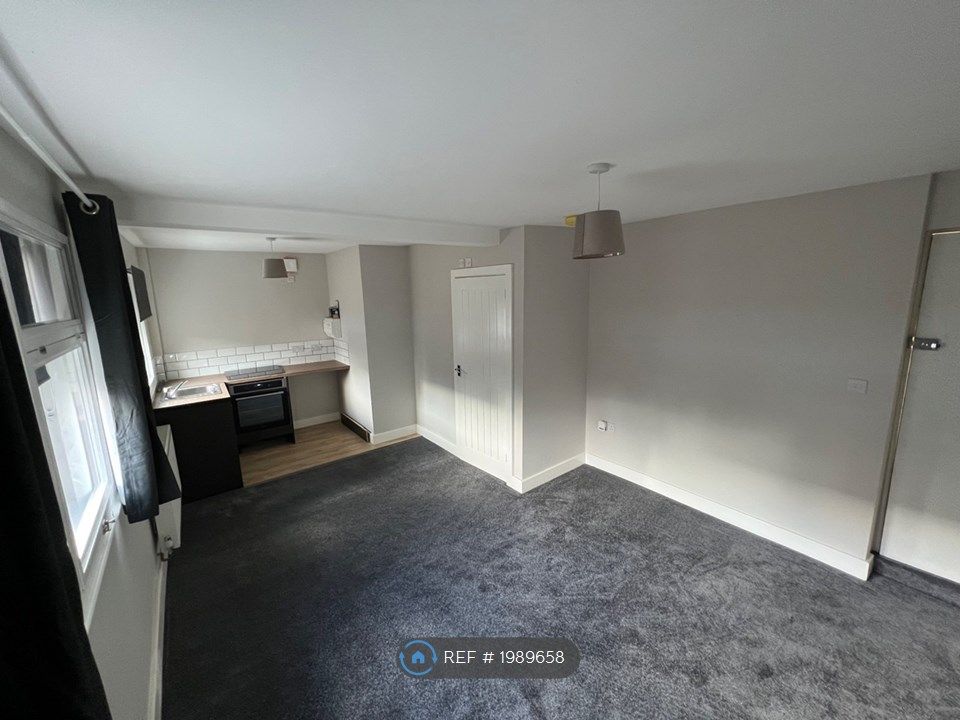 Studio to rent in Nottingham Road, Nottingham NG6, £725 pcm