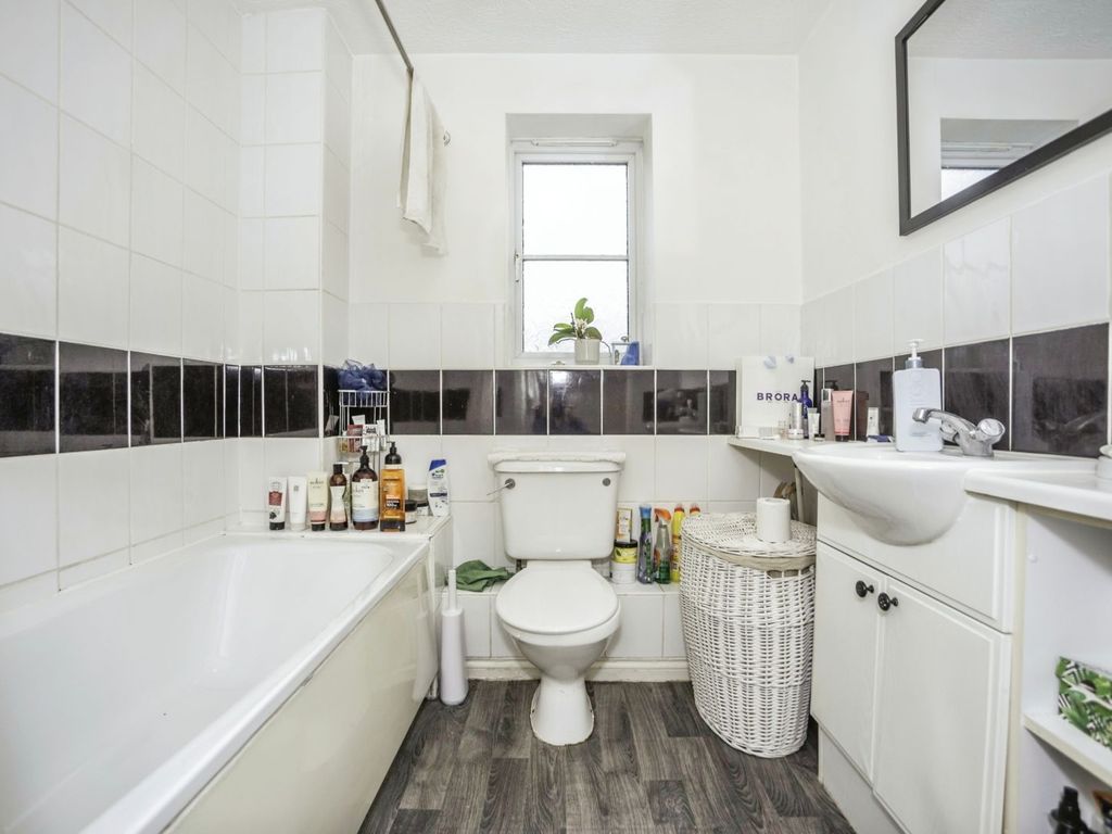 2 bed flat for sale in Mayflower Road, Grays RM16, £250,000