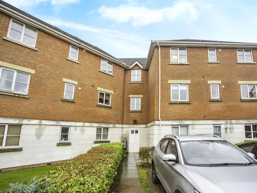 2 bed flat for sale in Mayflower Road, Grays RM16, £250,000