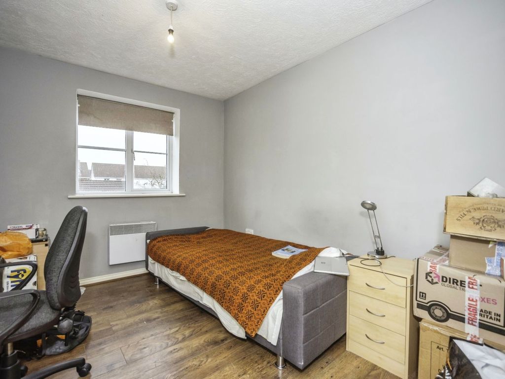 2 bed flat for sale in Mayflower Road, Grays RM16, £250,000