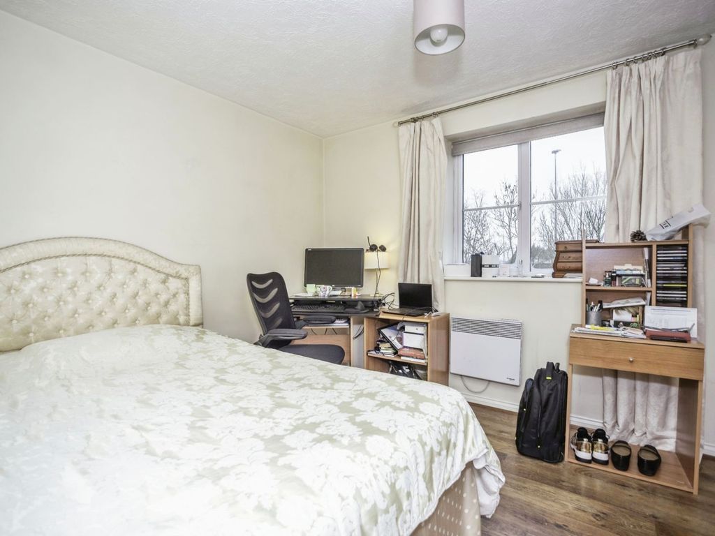 2 bed flat for sale in Mayflower Road, Grays RM16, £250,000