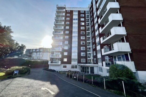 2 bed flat to rent in Russell Cotes Road, Bournemouth BH1, £1,400 pcm
