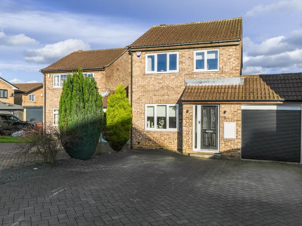 3 bed detached house for sale in Shield Close, Leeds, West Yorkshire LS15, £350,000