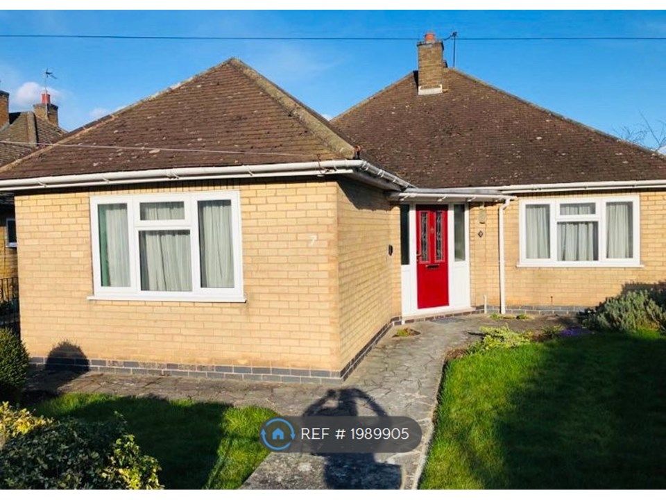 3 bed bungalow to rent in Lyngate Avenue, Birstall, Leicester LE4, £1,295 pcm