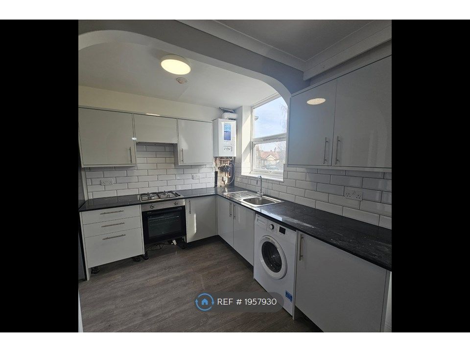 2 bed flat to rent in Weald Lane, Harrow HA3, £1,700 pcm
