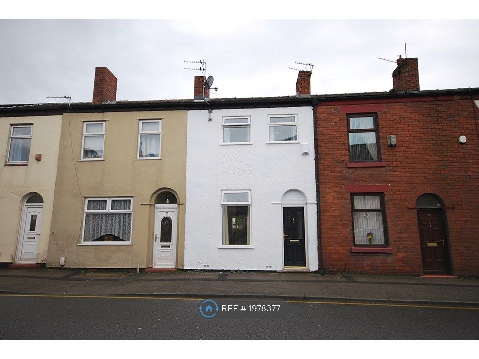 2 bed terraced house to rent in High Street, Atherton, Manchester M46, £925 pcm