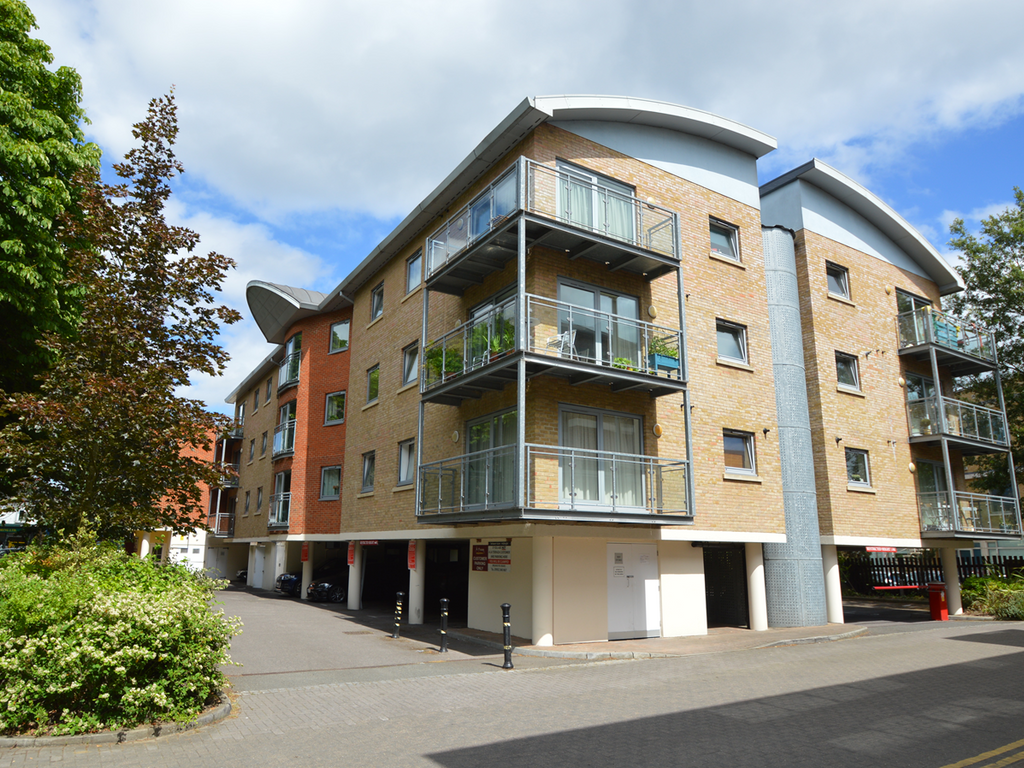 2 bed flat for sale in Hersham Road, Walton-On-Thames KT12, £429,000