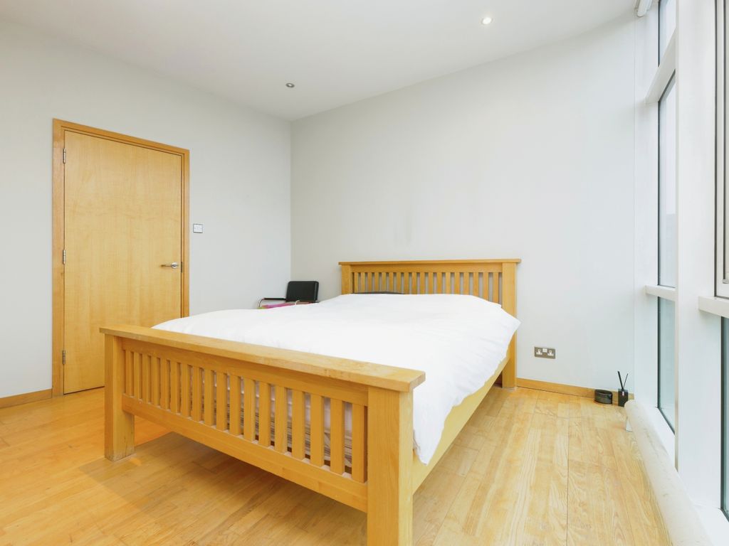 2 bed flat for sale in Renfrew Street, Glasgow G3, £240,000