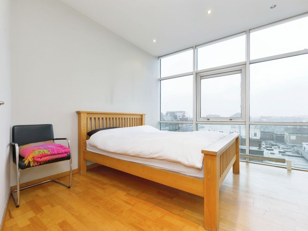 2 bed flat for sale in Renfrew Street, Glasgow G3, £240,000