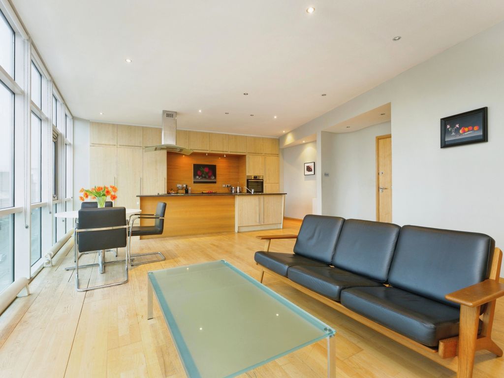 2 bed flat for sale in Renfrew Street, Glasgow G3, £240,000