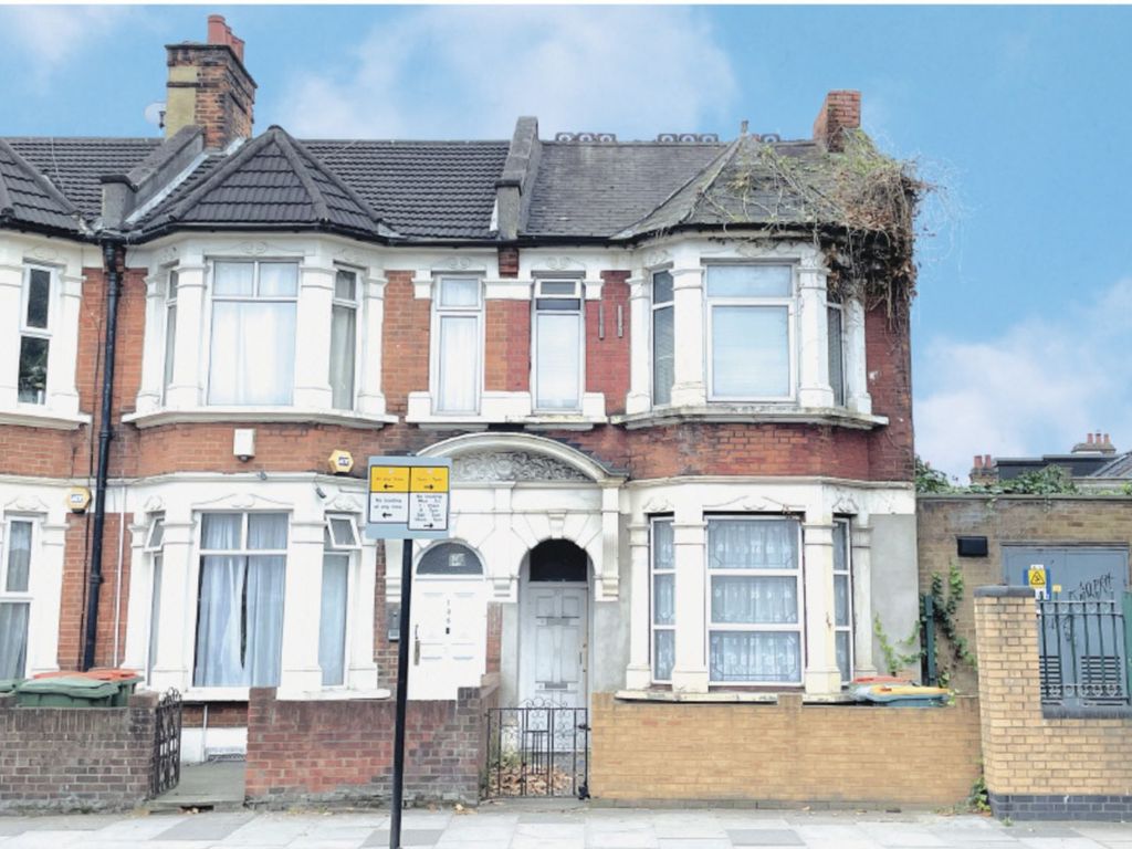 2 bed flat for sale in Barking Road, London E6, £280,000