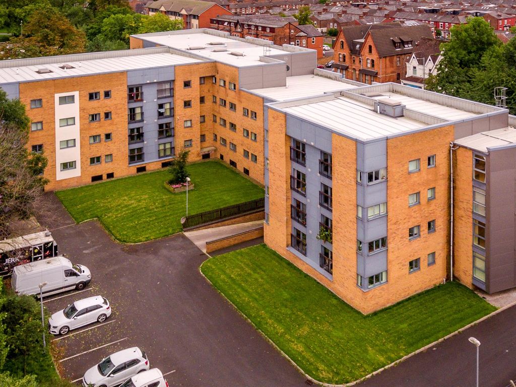 2 bed flat for sale in Moss Lane East, Manchester M14, £155,000